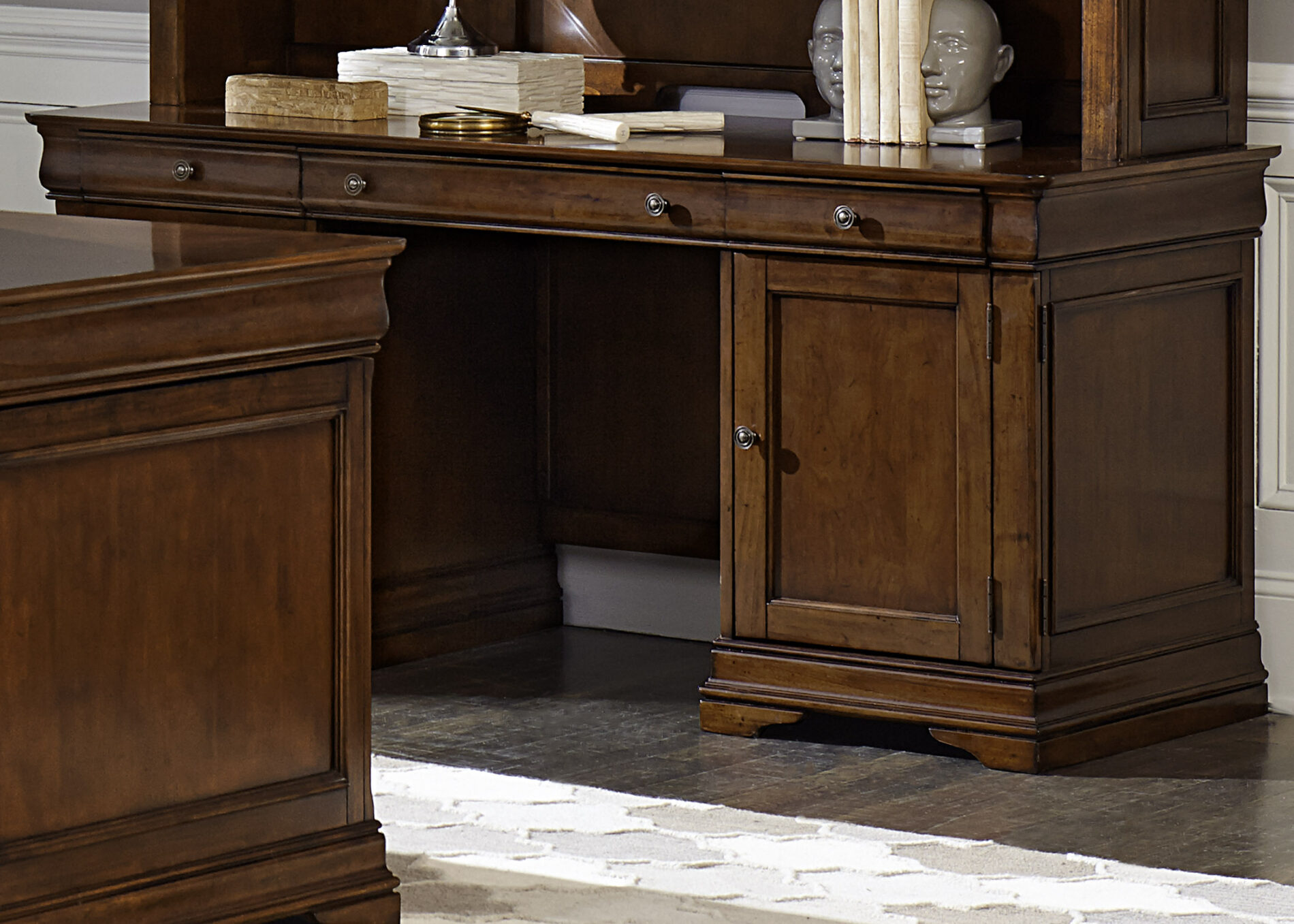 Chateau valley sales executive desk